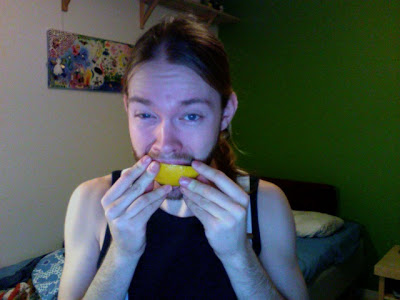 Jag äter en citron