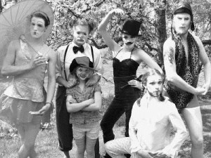 Från vänster: Lindansaren Vera, clownen Konrad, lillclownen Spagetti, cirkusdirektör Bernad Burdati, cirkusmusikern Christina och Starke Albert. Foto: Isabel Evers.