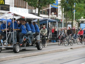 Mitt bland alla "vanliga" cyklar syntes en "BarBike", en kombination mellan cykel, spårvagn och bar. Med konduktör och allt.