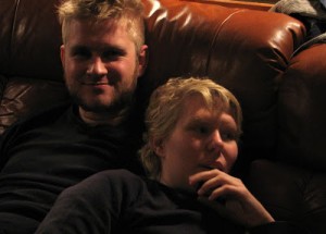Matti och Emma myser i soffan!