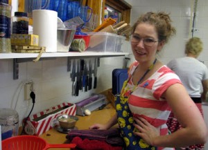 Köksslaven Pam, med Tweety-förkläde!