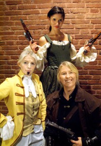 Österrikarna van Swieten (Felicia Borssén), Wilhelmina (Nerges Winblad) och van Helsing (Emma Ekbrand).