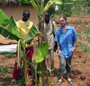 Foto från Kenya där jag var på besök 2009. Tobias, Isack och jag. Och ett bananträd.