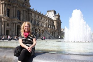 Man kan sitta utanför Louvren med en reflektion av pyramiden i bakgrunden!