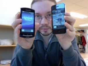 Våra telefoner är skumma. De går för snabbt. Inte bara min alltså utan allas. Till vänster jobbtelefonen och till höger min egen. På några månader har den smitit före 10 minuter.