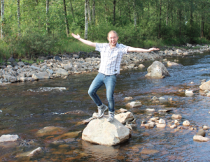 Jag på en sten i den nyöppnade Önne å. Foto: Agneta Carlsson